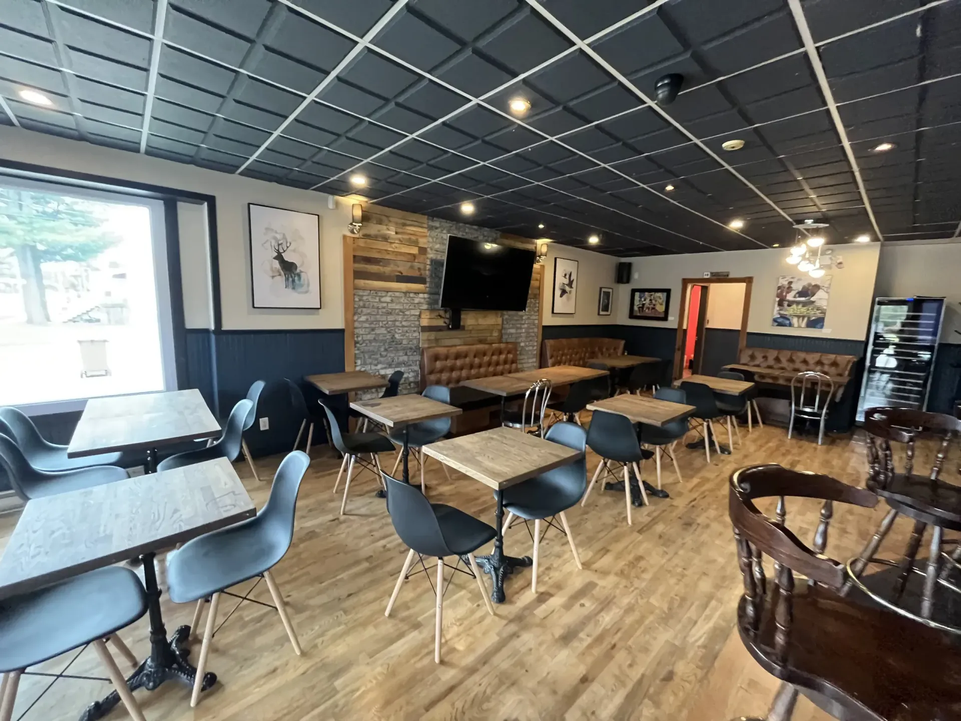 Bistro tour du lac dining room: tables, chairs and warm atmosphere