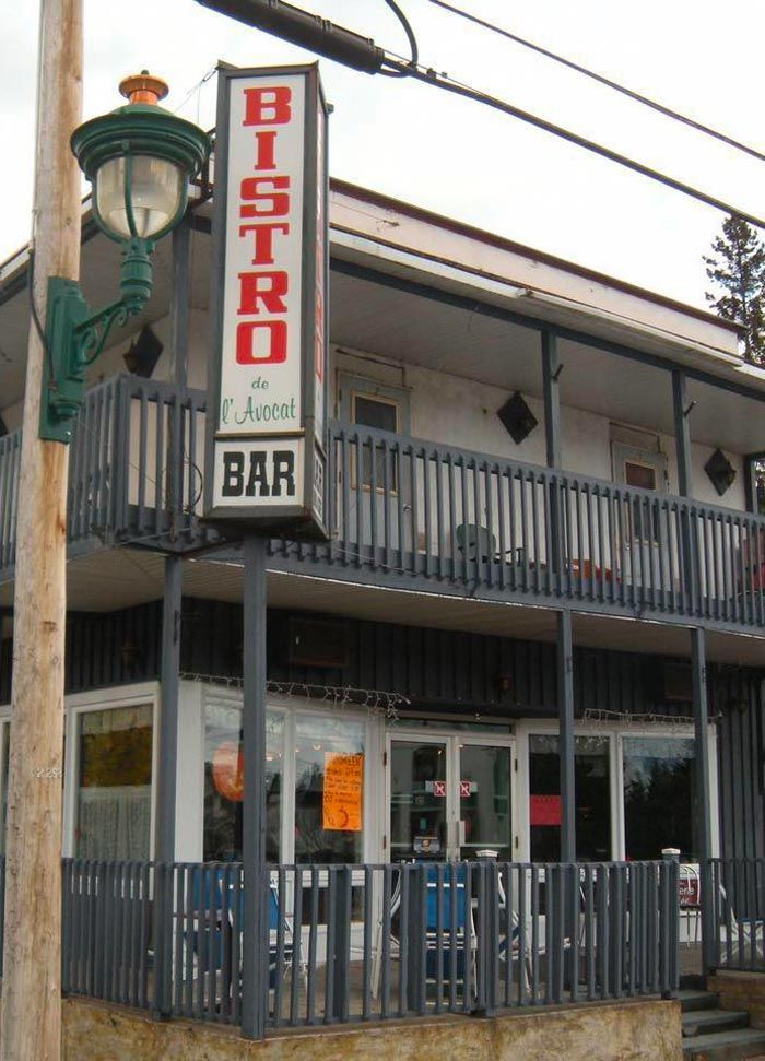 Bistro storefront in Nominingue with its BISTRO BAR signage