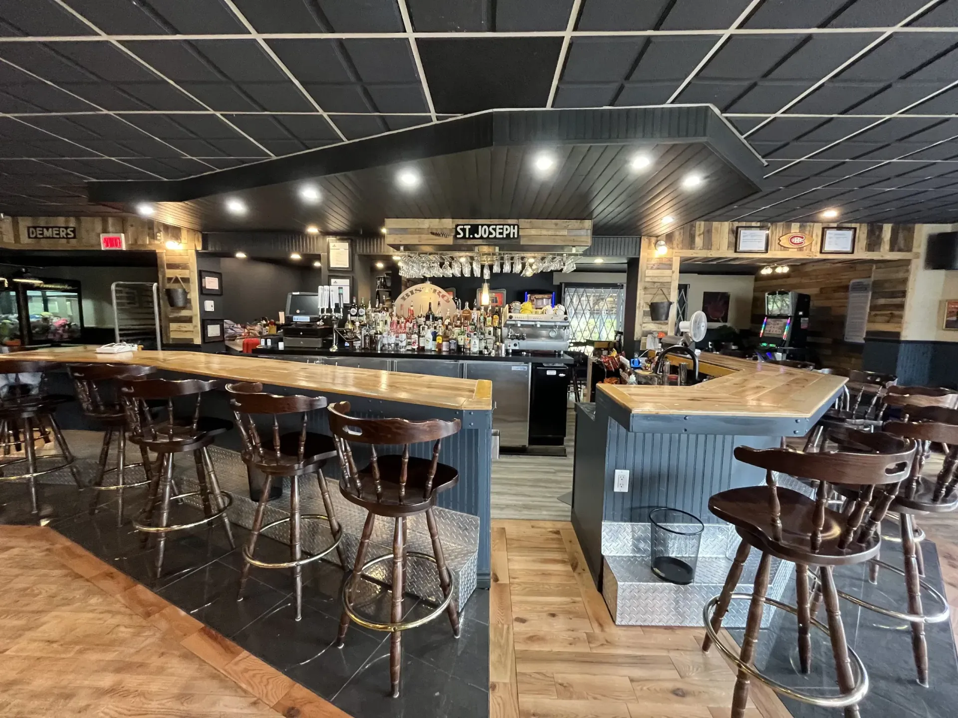 The bar, stool side