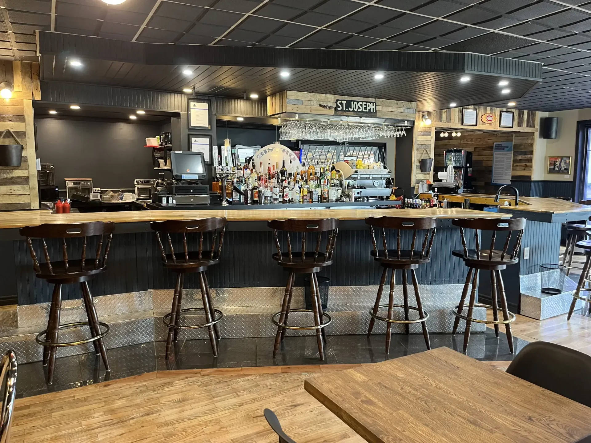 The bar and its St-Joseph sign